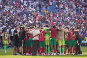 Equipe marroquina se reuniu em uma roda no campo, após o apito final Equipe marroquina se reuniu em uma roda no campo, após o apito final