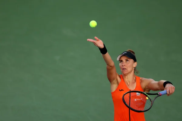 Imagem colorida de Bia Haddad jogando a bola para o alto - Metrópoles
