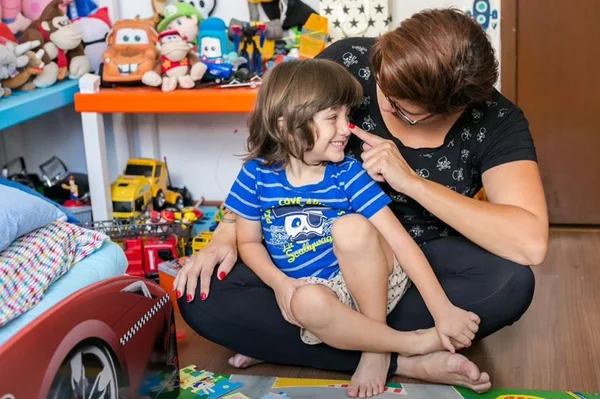 Como as mães feministas educam meninos para a igualdade de gênero