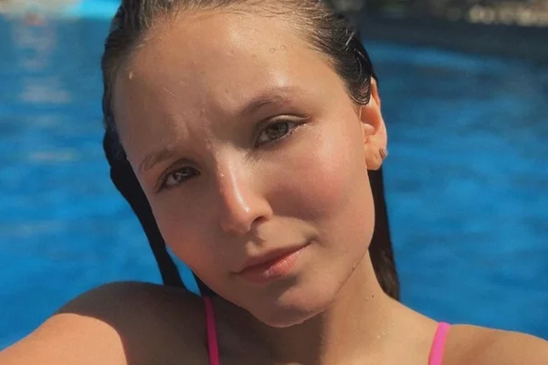 De biquíni, Larissa Manoela dá destaque aos seios em foto ousada