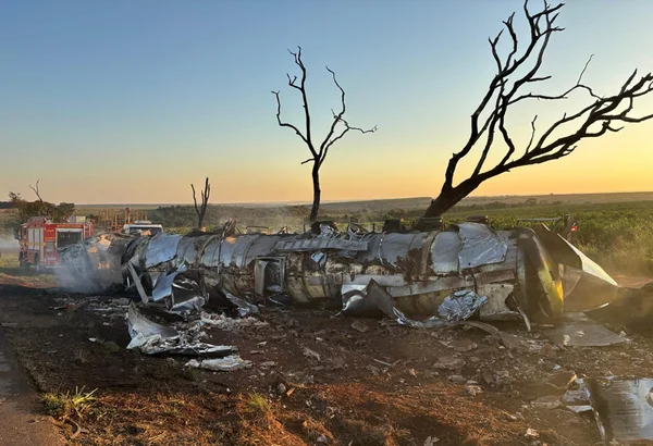 carreta incendiada BR-153