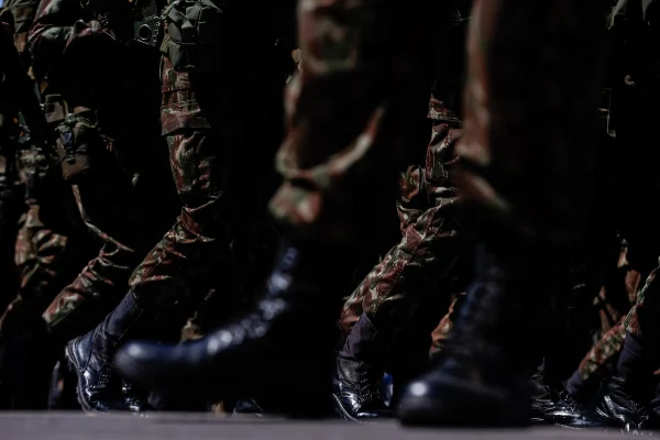 Soldado do Exército morre e outro fica ferido após árvore cair no SMU