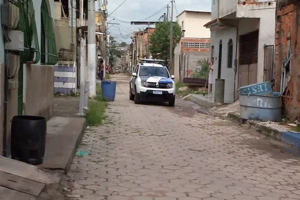 Polícia Militar chega ao local do tiroteio