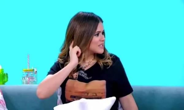 Em programa, Simone, dupla com Simaria, dá patada em Maisa