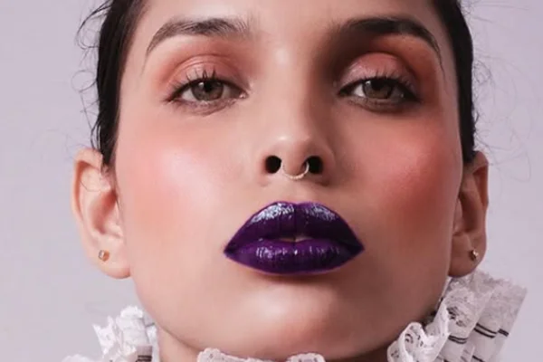Azul, vermelho, roxo: maquiador ensina como ousar com o batom colorido