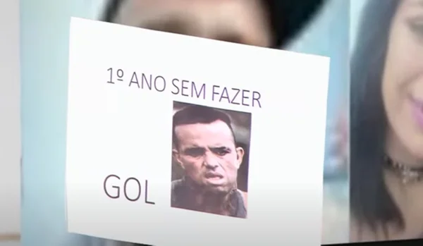 Placa com o rosto de Luan pelo período sem gols