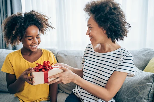 Filha dando presente para a mãe