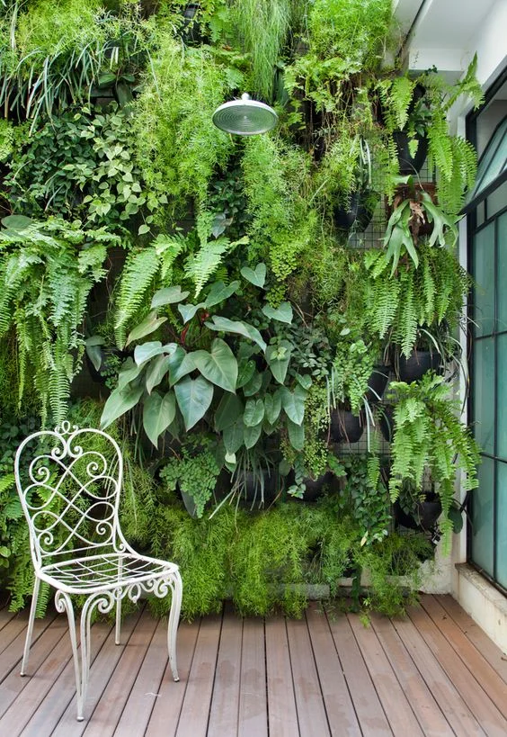 Paredes cheias de vida: jardins verticais são uma ótima opção para deixar a sua casa, ou até o meio da cidade, mais verde. As buscas por jardins verticais tiveram um aumento de 287% Paredes cheias de vida: jardins verticais são uma ótima opção para deixar a sua casa, ou até o meio da cidade, mais verde. As buscas por jardins verticais tiveram um aumento de 287%