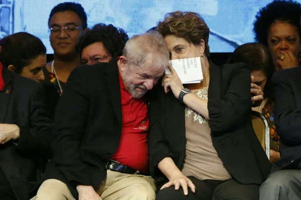 Lula e Dilma são esperados por centenas de estudantes em ato na UFRJ