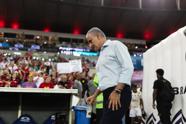 Imagem colorida de Tite saindo de campo - Metrópoles