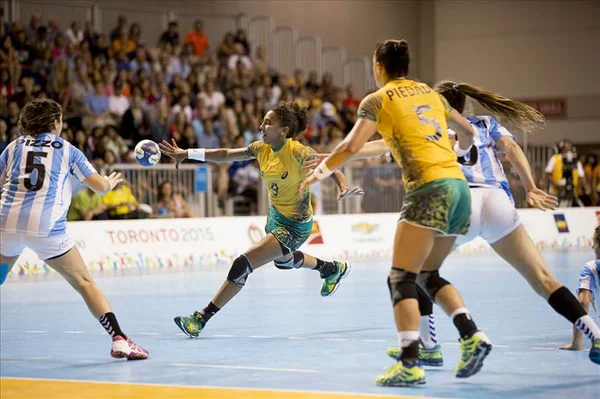 Após vexame com goteiras, último jogo de torneio de handebol é transferido