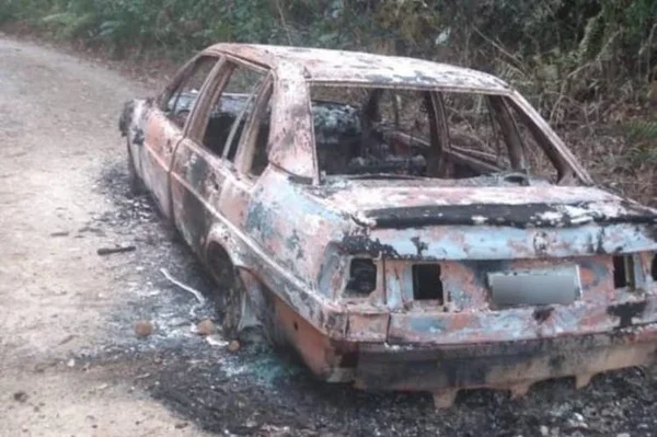 Carro carbonizado encontrado em Garuva, no Norte de Santa Catarina
