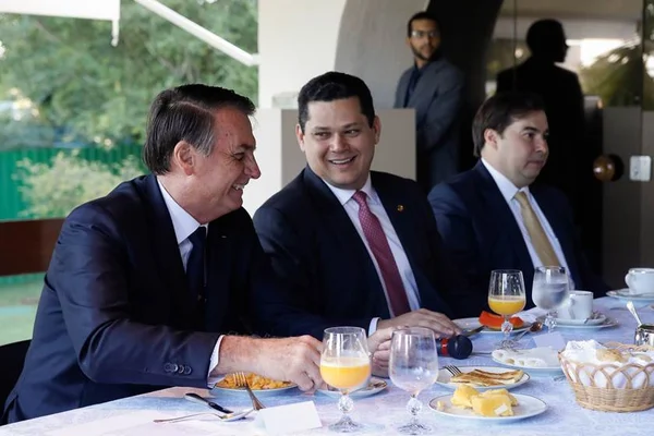 Com Previdência, armas e novos ministérios, governo tem semana agitada