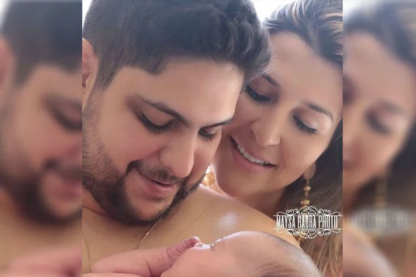 Jorge, da dupla com Mateus, posa com a mulher e o filho recém-nascido