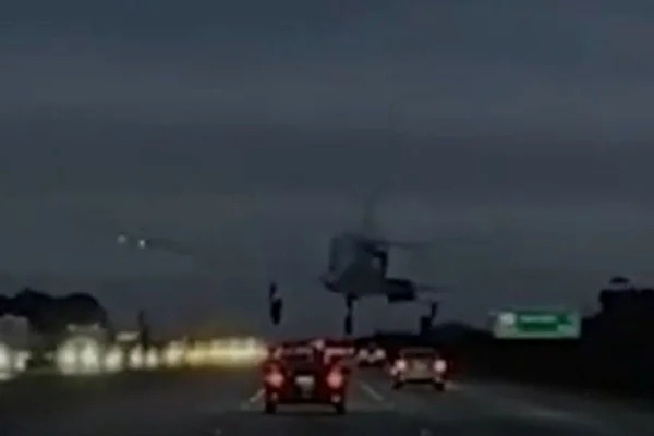 Foto colorida do momento em que avião aterrissa sobre carro em rodovia após falha no motor - Metrópoles