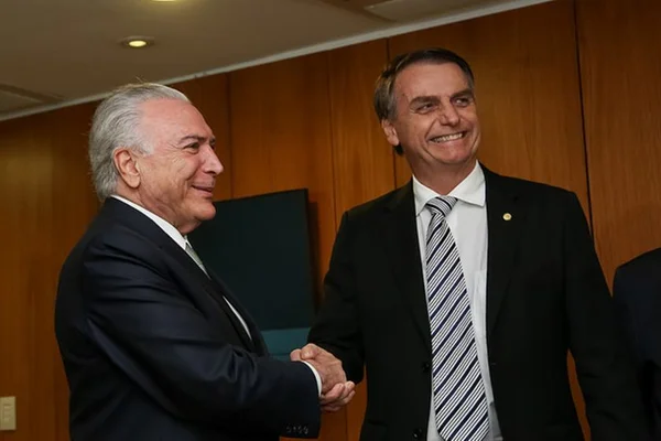 No Planalto, Bolsonaro recebe chaves da transição das mãos de Temer