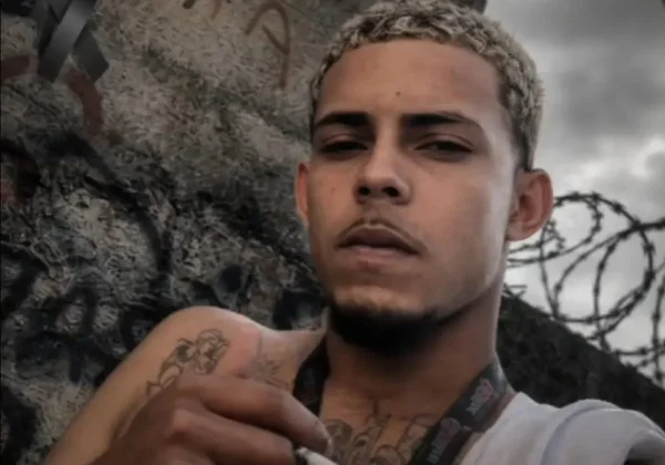homem tatuado