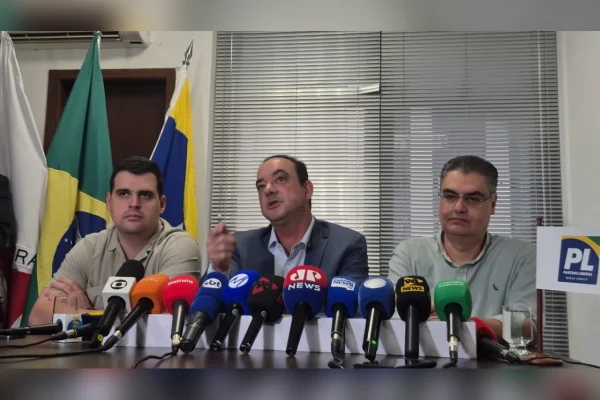 Flávio Roscoe dá coletiva a imprensa mineira