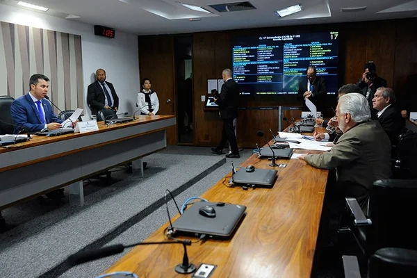 Senadores aprovam projeto que retoma MP do Saneamento