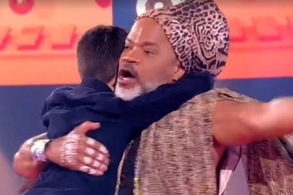 The Voice Kids: Carlinhos Brown se emociona e pega menino no colo