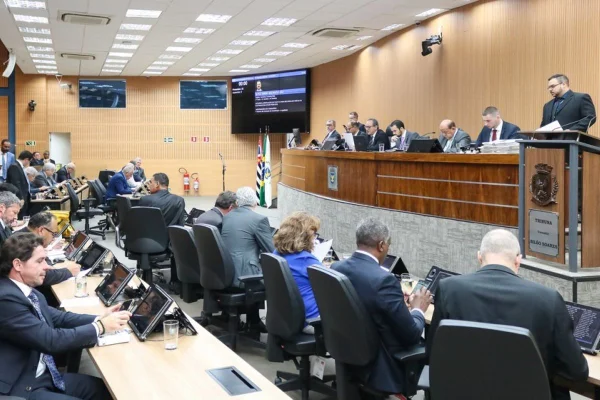 Imagem colorida mostra a Câmara Municipal de Campinas, interior de São Paulo, durante votação nesta segunda-feira (24/6) - Metrópoles