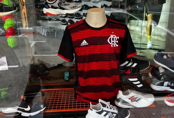 Novo uniforme do Flamengo vaza na web; veja reação ao “manto”