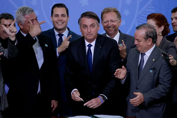 De férias, Bolsonaro defende ampliação de posse e porte de armas