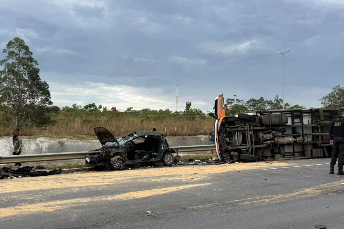 Colisão entre caminhões, carros e moto interdita faixas da BR-020 no DF