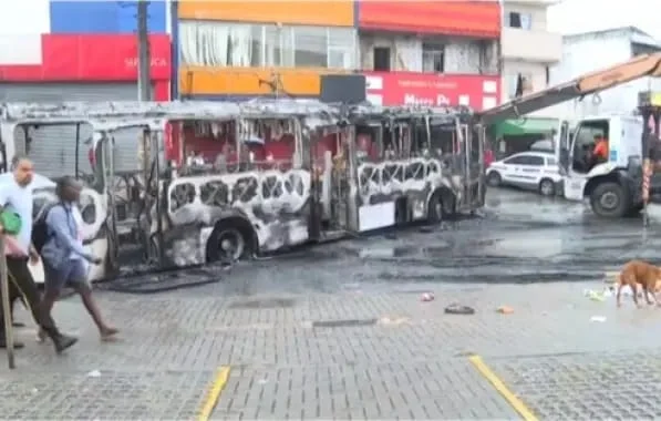 Imagem colorida de ônibus incendiado em Salvador - Metrópoles