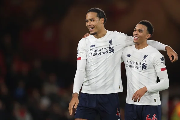 Vídeo: jogadores do Liverpool surpreendem torcedores-mirins