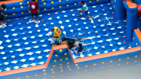 Invasão com direito a área de lazer. Grupo que ocupa hotel no centro de Brasília faz festa com brinquedos infláveis - destaque galeria Invasão com direito a área de lazer. Grupo que ocupa hotel no centro de Brasília faz festa com brinquedos infláveis - destaque galeria