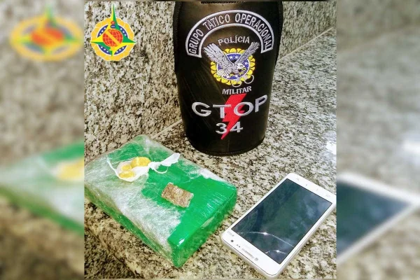maconha e celular apreendidos