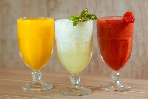 Imagem colorida de três copos, sendo um deles de suco de abacaxi com hortelã - Metrópoles