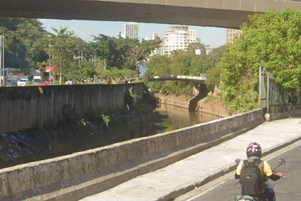 Imagem colorida mostra o Rio Tamanduateí, na Av. do Estado, centro de São Paulo. Metrópoles