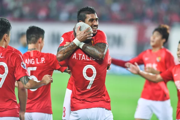 Foto colorida de Paulinho e Anderson Talisca comemorando gol do Guangzhou - Metrópoles
