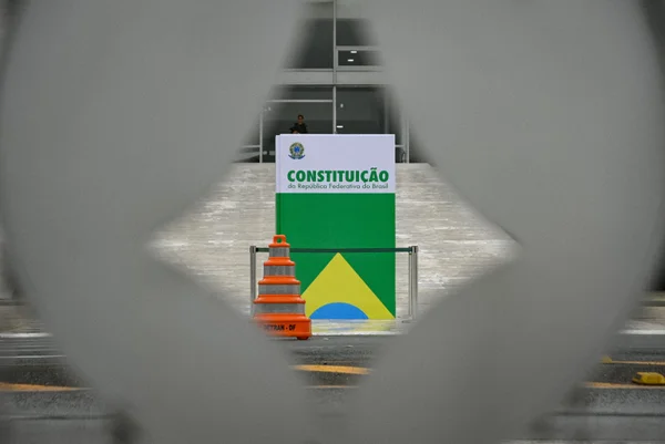 Réplica gigante da Constituição -- Metrópoles