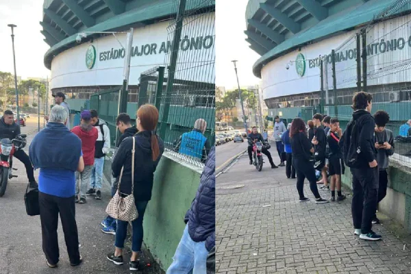imagem mostra pessoas ao lado de campo de futebol do Coritiba