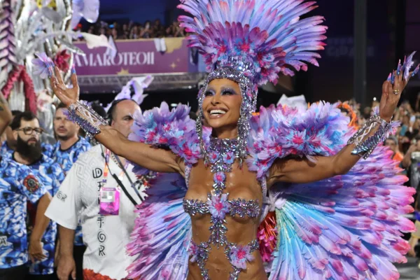 Imagem mostra Sabrina Sato no desfile da Gaviões - Metrópoles