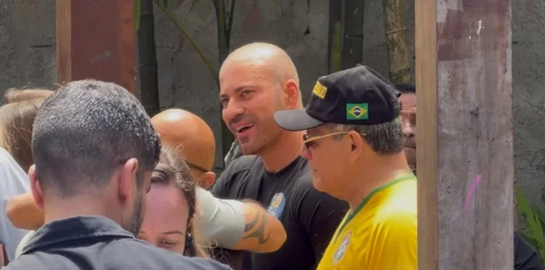 Com tornozeleira, Daniel Silveira vai a reunião de Flávio e Douglas Ruas