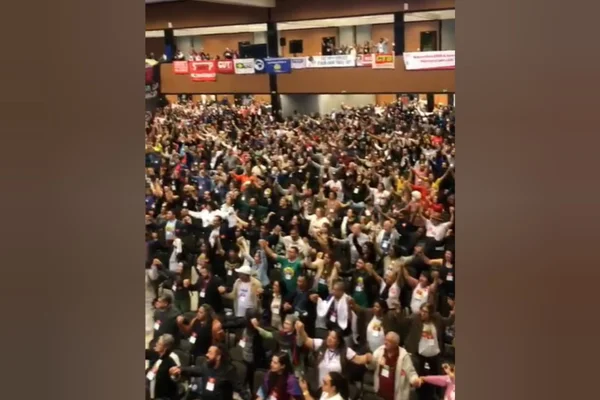 Alvo do Centrão, Nísia Trindade é ovacionada em Brasília