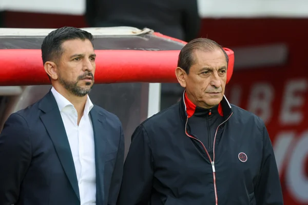 Ramón Díaz ao lado de Emiliano - Sport Club Internacional