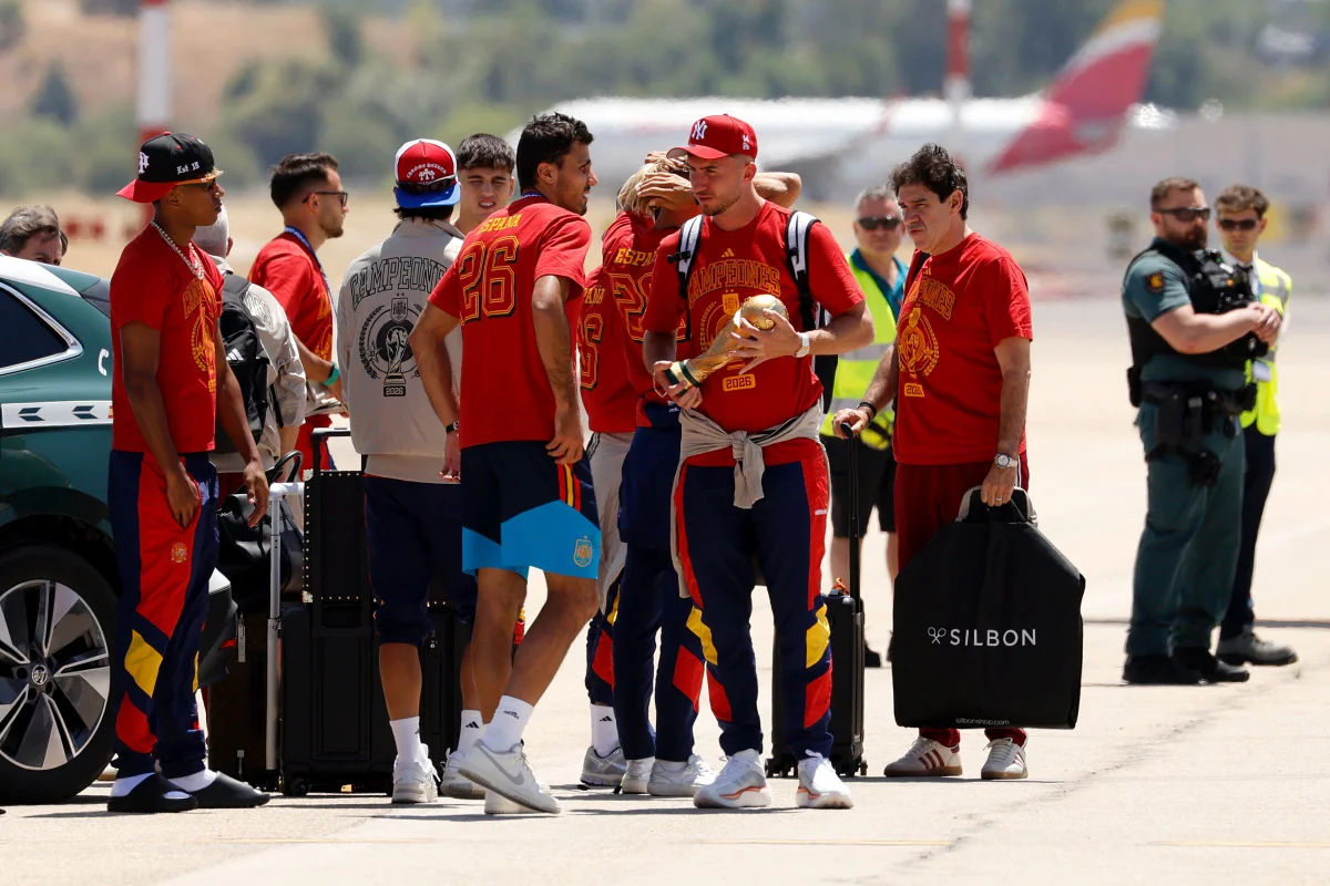 Seleção da Espanha desembarca em Madri após título da Copa do Mundo - imagem 4 Seleção da Espanha desembarca em Madri após título da Copa do Mundo - imagem 4