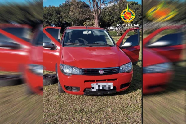 Carro vermelho com as portas abertas