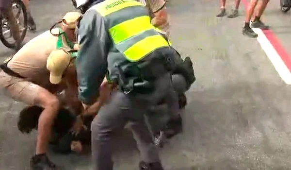 Homem tenta impedir passagem da Tocha Olímpica e é detido pela PM