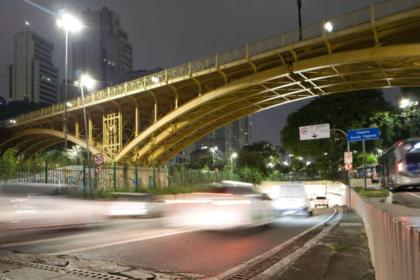 Imagem mostra trânsito em SP - Metrópoles