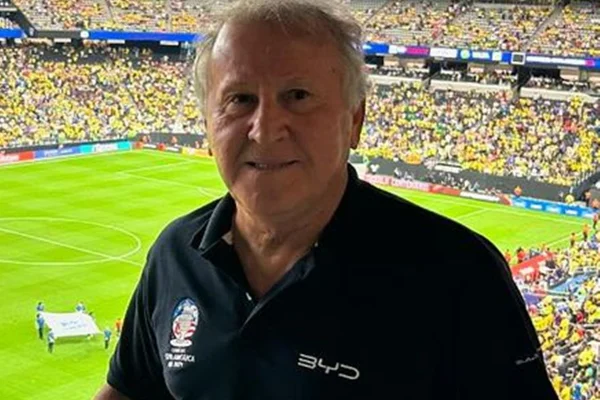 Rolex e diamantes são roubados de Zico em Paris