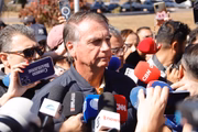 Bolsonaro responde questionamentos de jornalistas