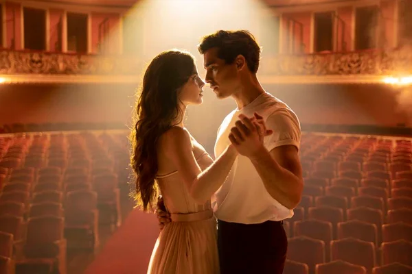 Foto colorida do filme Depois do Universo, mostrando Henry Zaga e Giulia Be - Metrópoles