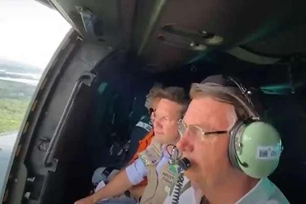 Bolsonaro sobrevoa áreas atingidas por chuvas no sul da Bahia