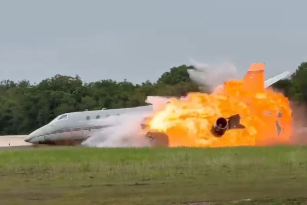 Imagem colorida de queda e explosão de avião na República Dominicana